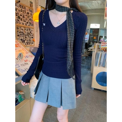 蝴蝶刺绣v领长袖针织衫女冬季修身麻花内搭毛衣灰色紧身打底上衣