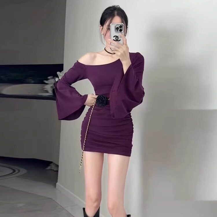 纯欲紫色斜肩喇叭袖连衣裙女秋装设计感气质修身显瘦皱褶包臀短裙