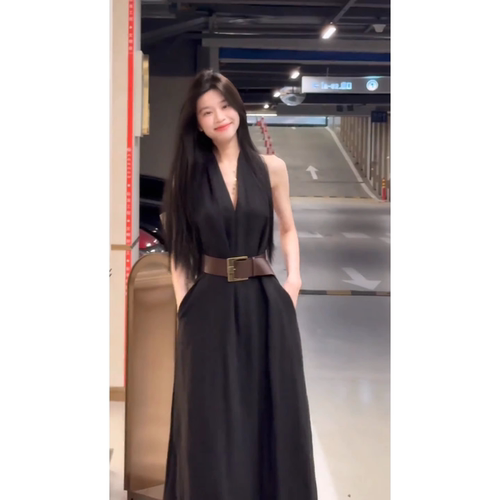 实价现货黑色高级感V领挂脖连衣裙女2025夏季时尚无袖显瘦长裙子
