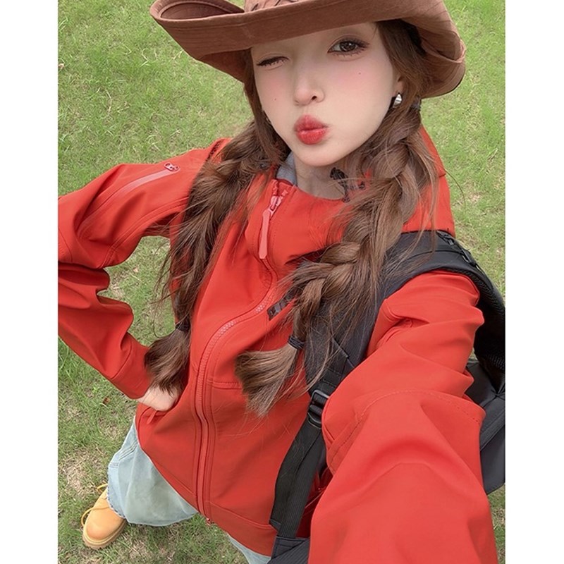 黄色连帽防晒冲锋衣男女秋季爬山穿搭情侣外套户外运动登山服夹克