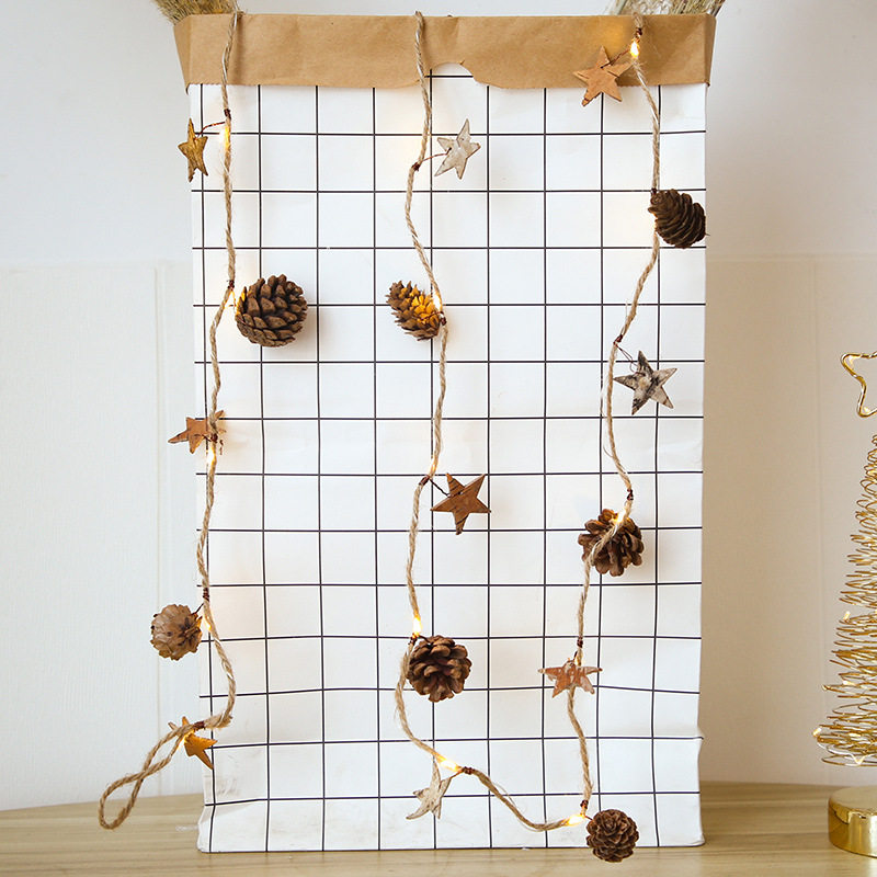 工厂供应新款圣诞松果灯串松针装饰led铜线灯小桑果拉旗