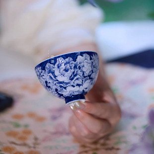 小雅家丨初蓝舍窑主亲工洒蓝釉堆白雕刻万花茶杯 高端主人杯茶具