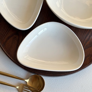 半颗橘子HO 净白简约纯色三角深盘甜品小蝶异形沙拉盘吐骨碟