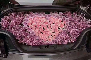 西安同鲜花惊喜浪漫汽车后备箱玫瑰花满天星布置生日求婚布置定制