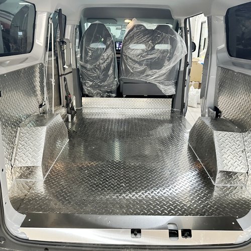 大通大拿V1地板车厢护板脚垫改装