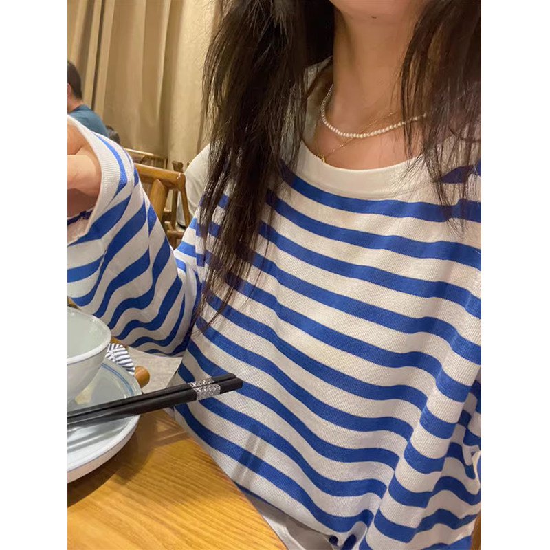 清爽蓝白条纹针织衫大码遮肉上衣