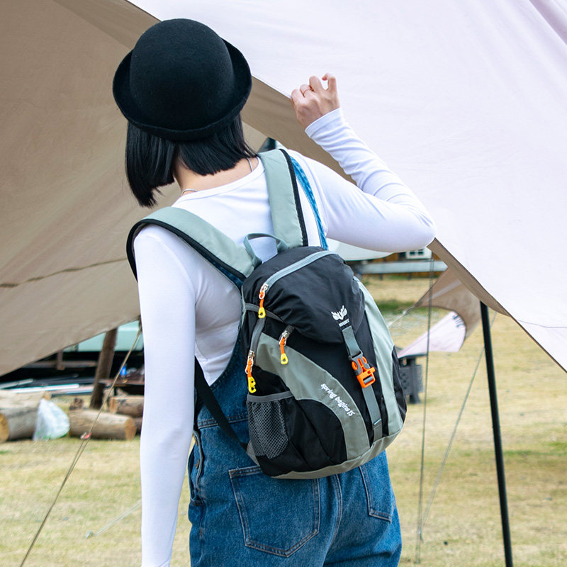 户外轻便背包女夏2024新款旅行小包多隔层时尚出游爬山双肩包撞色