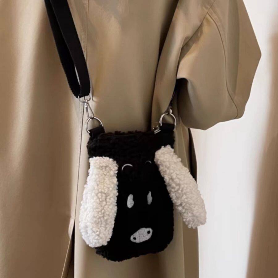 手机专用小包冬季迷你小包包女2026新款可爱小狗毛绒手机包百搭羊