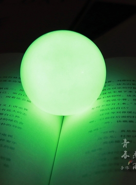 天然萤石夜明珠夜光石原石发光球超亮水晶球夜光饰品摆件礼物底座
