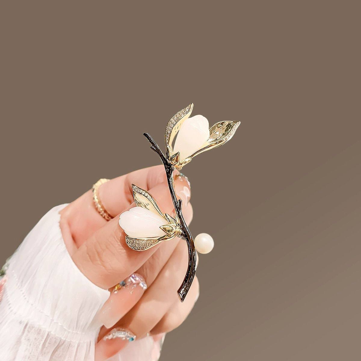 配羊绒大衣的胸针古典玉兰花胸针高档女奢华气质别针高端胸花配饰,饰品/流行首饰/时尚饰品新,银饰胸针,淘宝优惠券,粉丝福利购,淘宝优惠卷