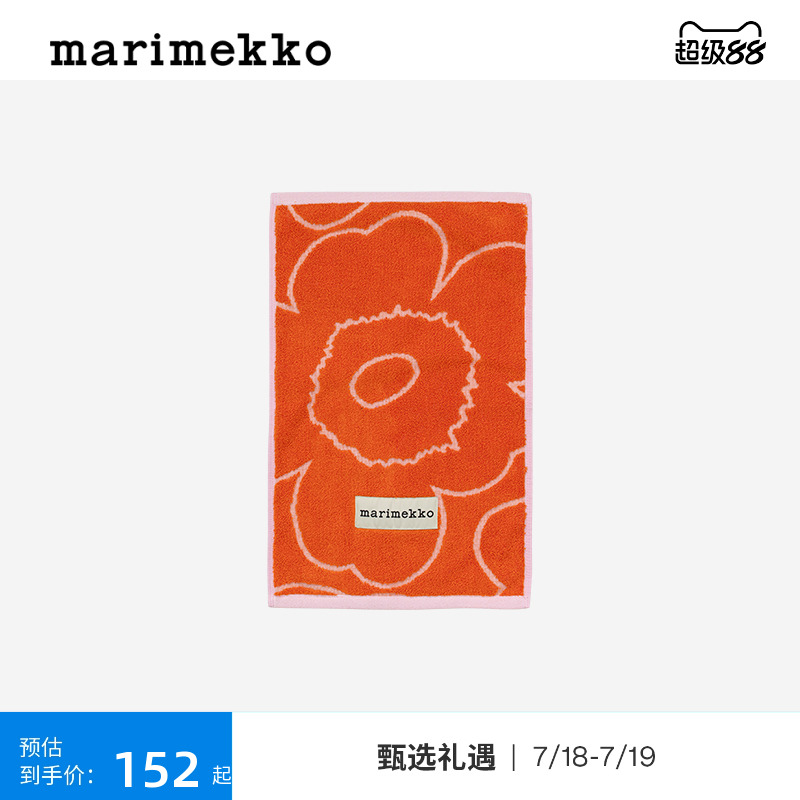 由棉质面料制成，触感柔软舒适。