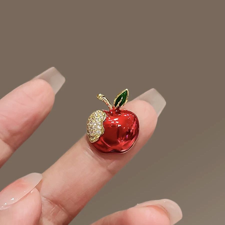 红色配饰点缀衣服小苹果