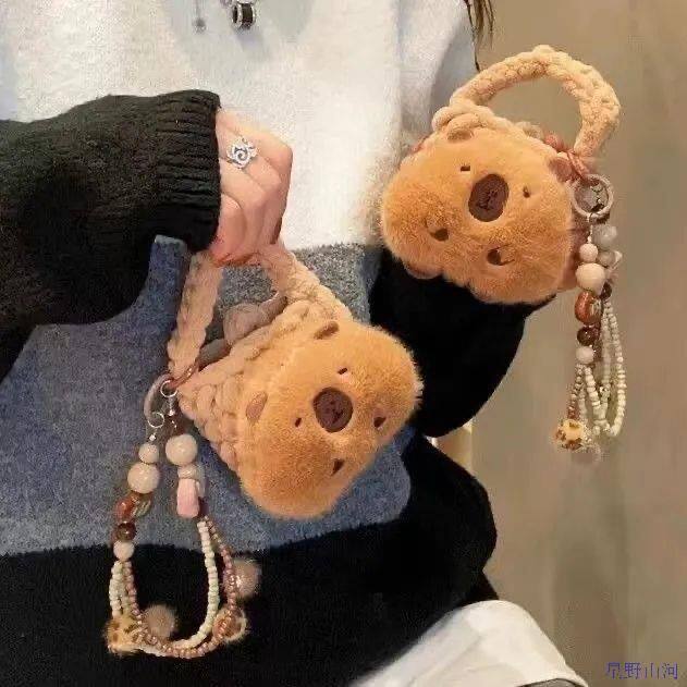 精致外出小拎包可爱毛绒包包卡通棕色适用苹果卡皮水豚巴拉收纳耳机保护套零钱包