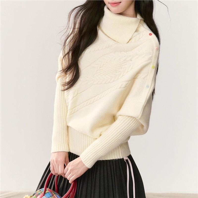 米白色绞花宽松上衣收口下摆不对称翻领彩扣斗篷羊毛毛衣