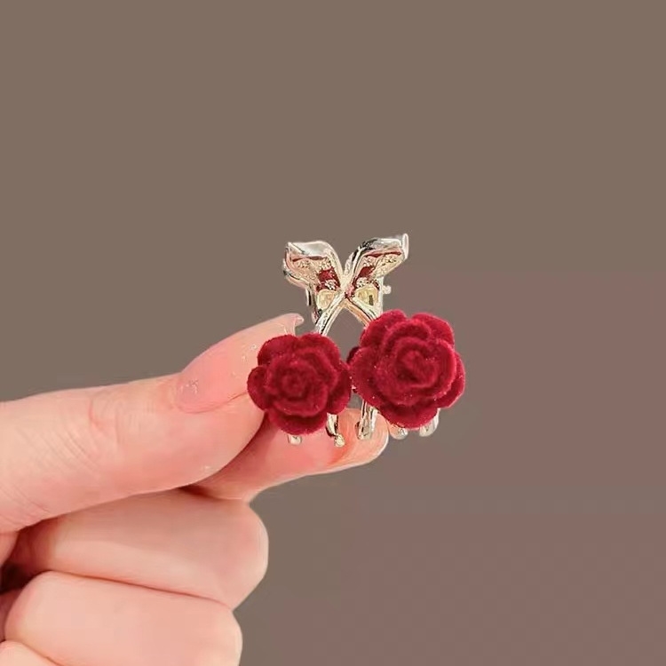 小众红色刘海设计耳环镶钻精致新年小抓夹樱桃玫瑰花夹子高级感女