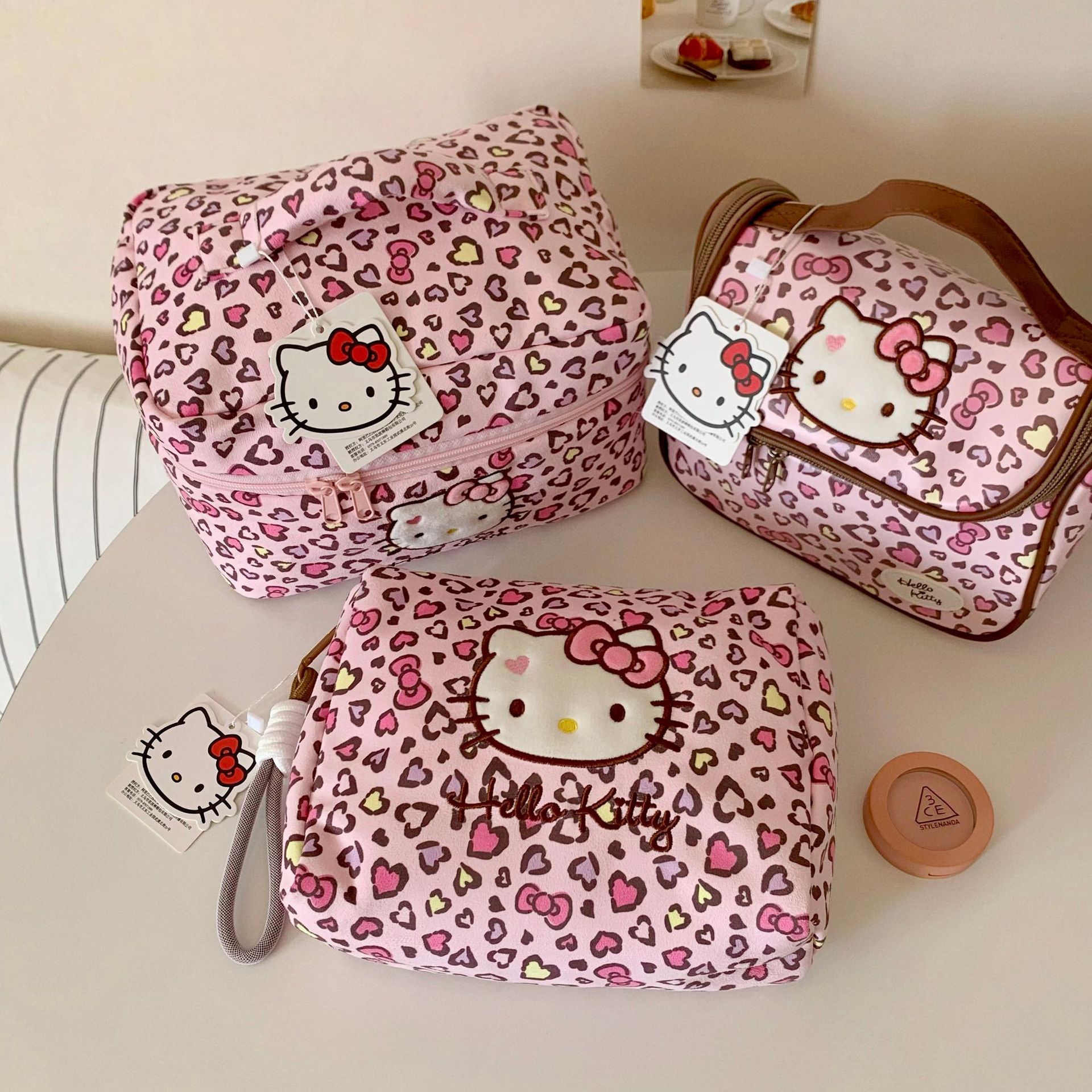 2026新款豹纹HelloKitty化妆包粉色少女心大容量化妆收纳包洗漱包