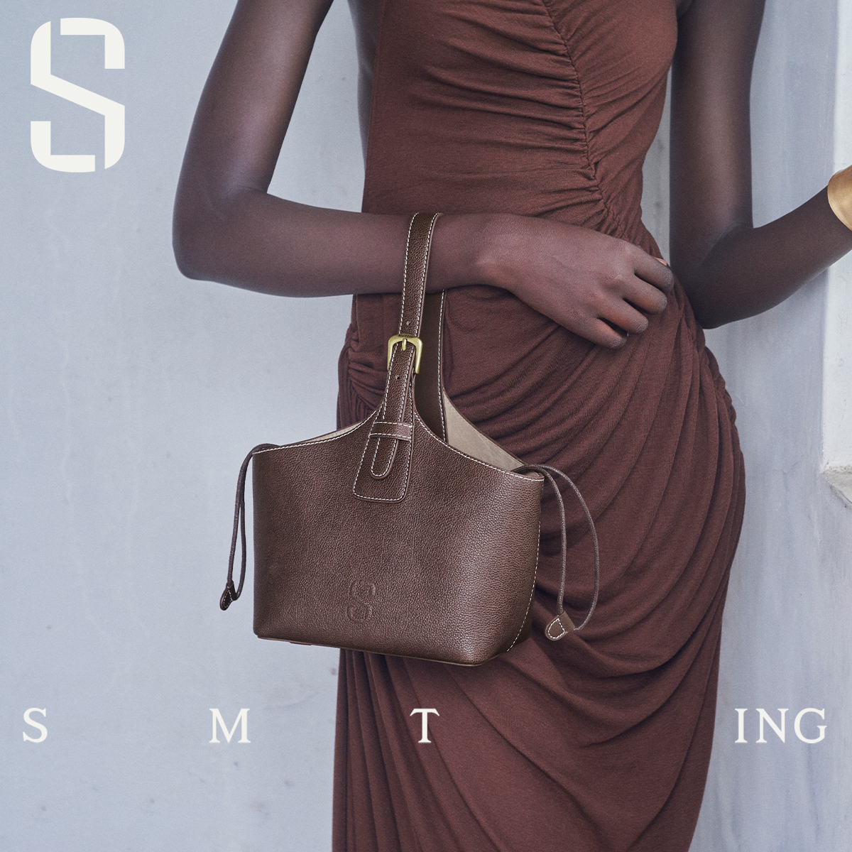 西木汀秋季新款头层牛皮水桶包小众设计个性小包包女手提斜挎包