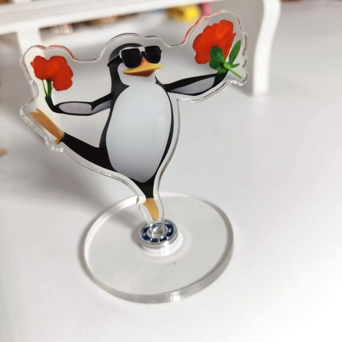 爆款抽象高雅人士企鹅旋转亚克力立牌网络热门趣味恶搞表情周边