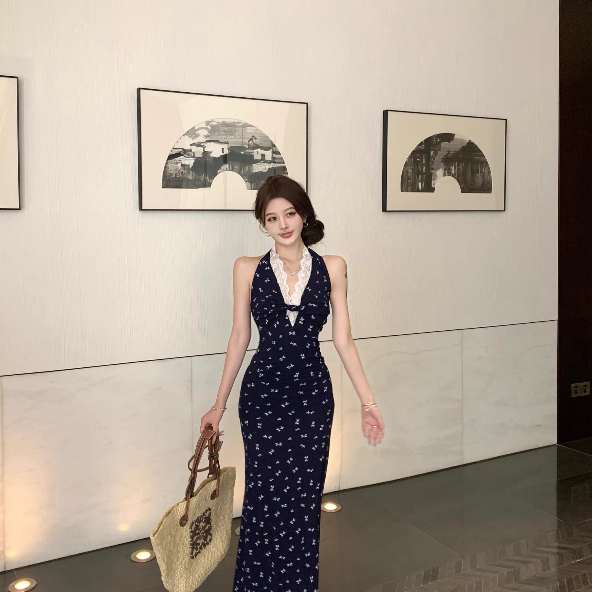 蕾丝拼接碎花v领挂脖连衣