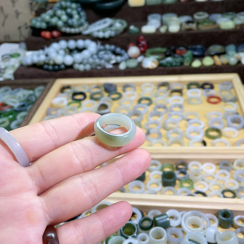 和田玉青白玉带翠卡17随形戒指