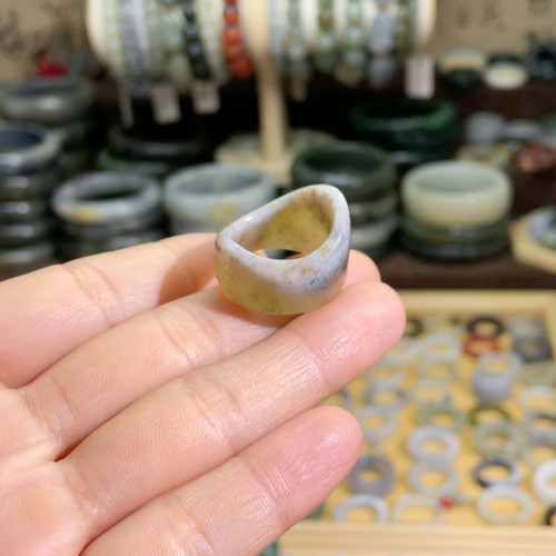 和田玉糖青花籽料卡18随形戒指