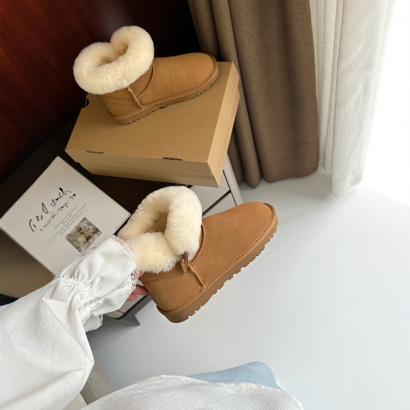 新款牛角扣雪地靴女羊皮毛一体短靴冬季防滑保暖棉鞋子