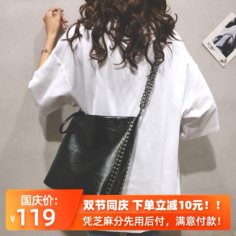 今年流行的小ck小众设计包包秋冬2020新款潮水桶斜挎包女百搭ins