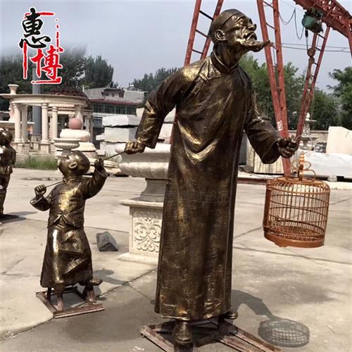 铸铜雕塑民俗人物遛鸟老人步行街商业街人物摆件厂家定制景观雕像