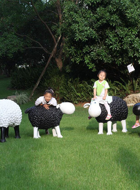 卡通小羊雕塑摆件 园林景观装饰 玻璃钢户外景观小品花园草坪动物