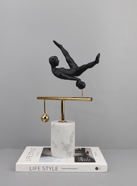 欧式轻奢大理石单杠运动员人物摆件客厅玄关电视柜展厅家居装饰品