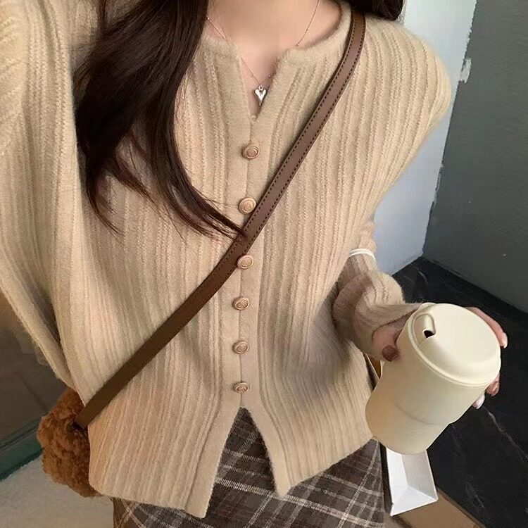 软糯坑条杏色长袖针织衫女春秋韩系百搭显瘦下摆开叉设计感毛衣