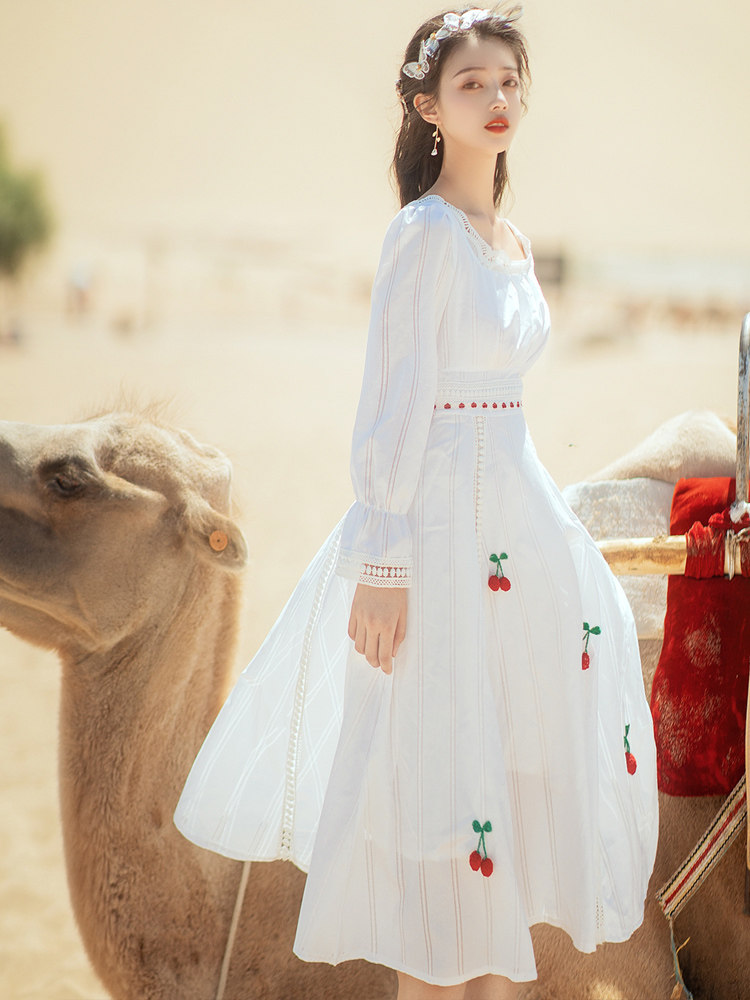 。沙漠长裙秋白色法式少女初恋樱桃绣花文艺超仙气质连衣裙收腰显