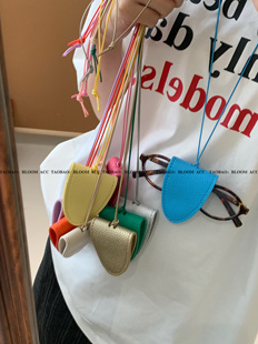 配饰 墨镜收纳包时尚 2026新款 多巴胺pu皮革磁吸挂脖眼镜包项链长款