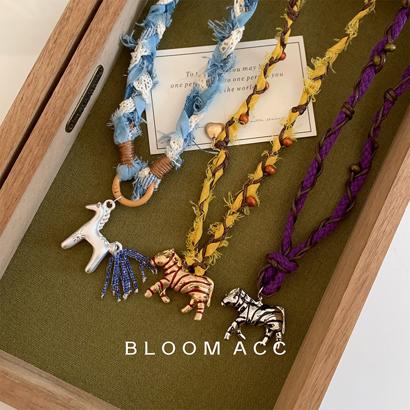 2026新款小众设计金属斑马吊坠项链彩色编织绳毛衣链配饰链潮,饰品/流行首饰/时尚饰品新,项链,淘宝优惠券,粉丝福利购,淘宝优惠卷