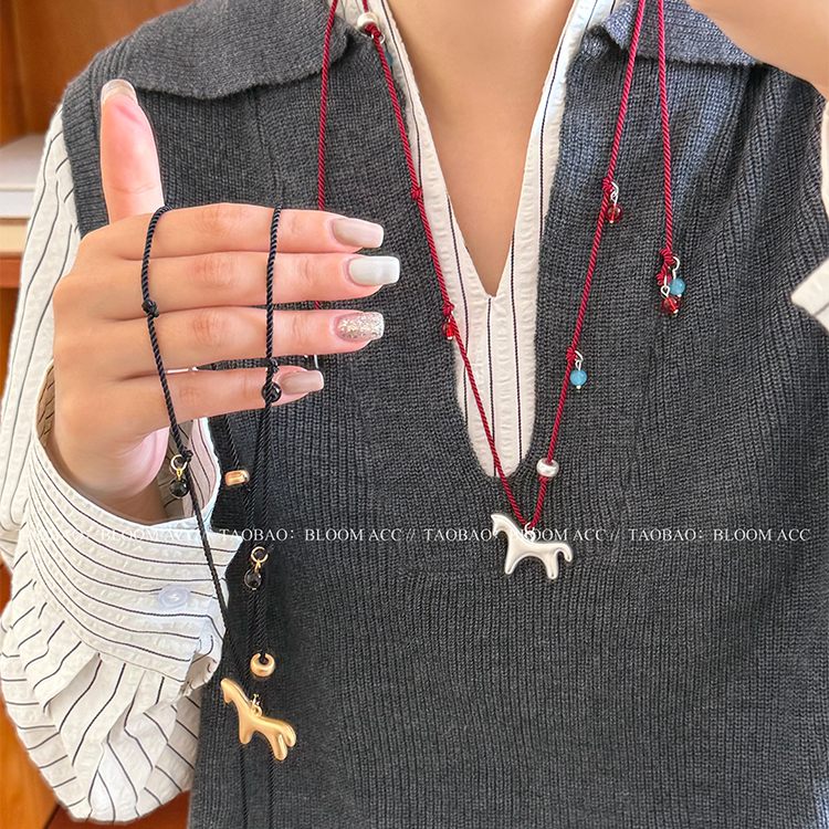 2026新款小众设计时髦旋转木马红绳编织绳项链红玛瑙猫眼石长款链
