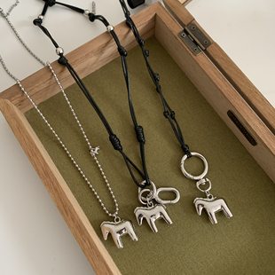 小众设计银色小马吊坠黑色皮绳长款 毛衣链圆珠钛钢锁骨链 项链长款