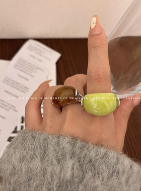 法式复古轻奢椭圆形抹茶绿宽版戒指 ins高级感美拉德风叠戴食指戒