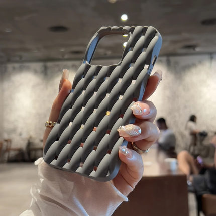 夏季散热透气适用苹果16promax手机壳新款iPhone15高级感14plus凹凸感13镂空12Pro创意男女软11大孔xsmax全包