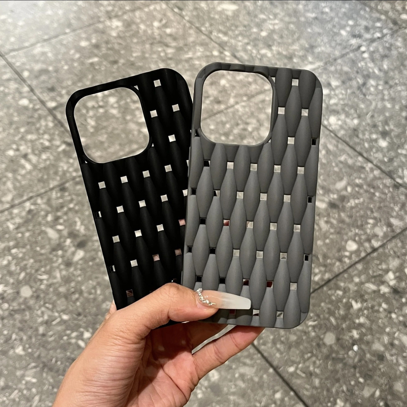 时尚麻花纹镂空透气网适用苹果17promax手机壳新款iphone16pro创意凹凸感14硅胶软13全包男12防摔女15超薄x潮