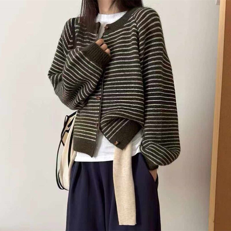 韩系复古条纹牛角扣开衫