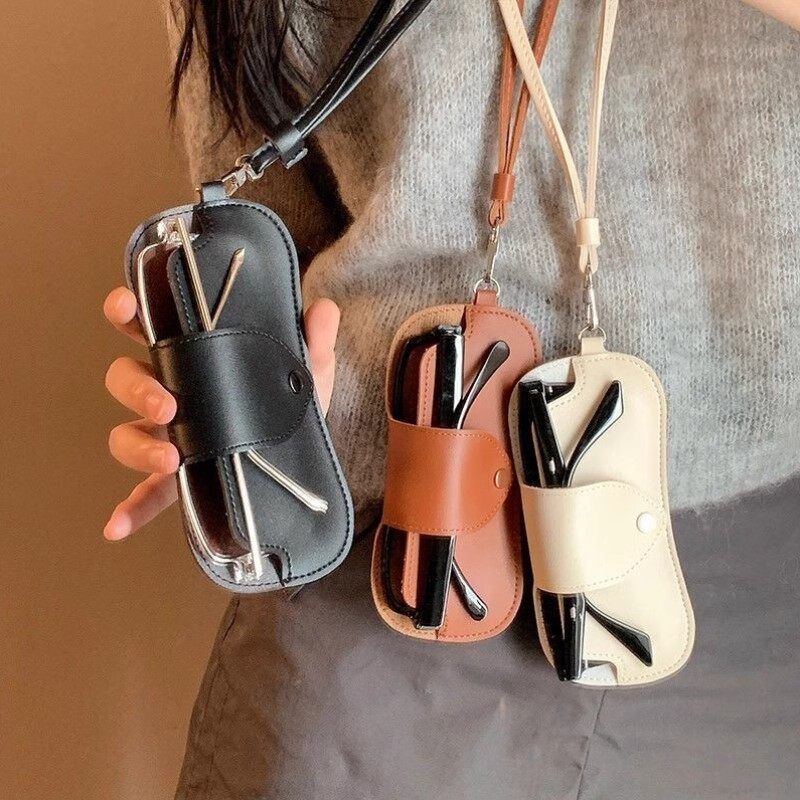 眼镜挂绳女士皮革外出便捷眼镜收纳袋保护套挂脖项链女长款毛衣链