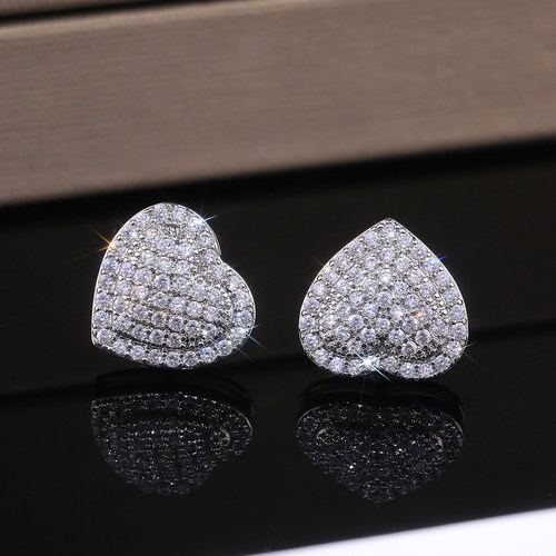 New Classic Design Dazzling Heart Stud Earrings for