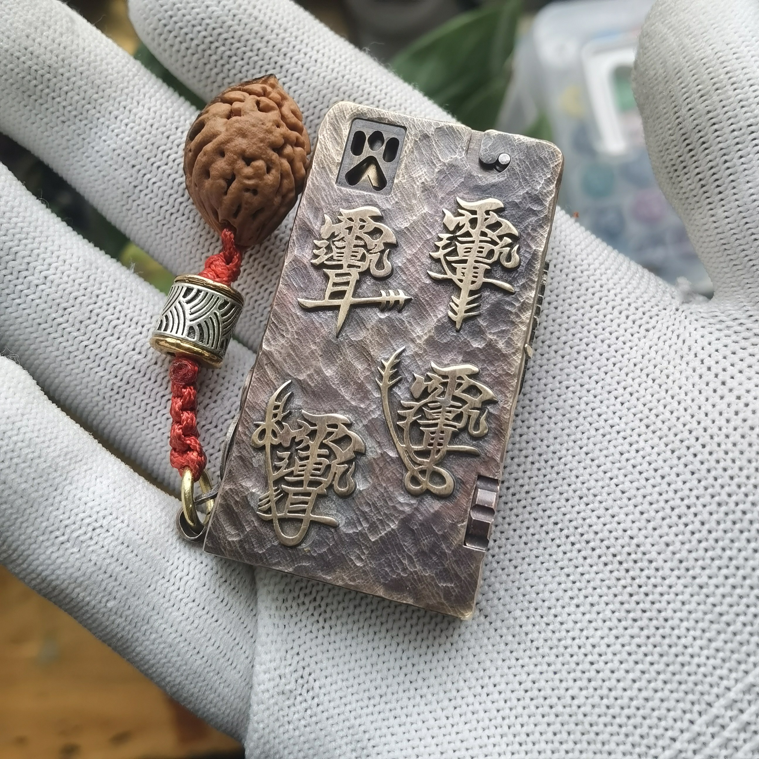 爷们手作黄铜煤油打火机弹射点火手雕底纹紫薇讳雨渐耳带桃枭吊坠