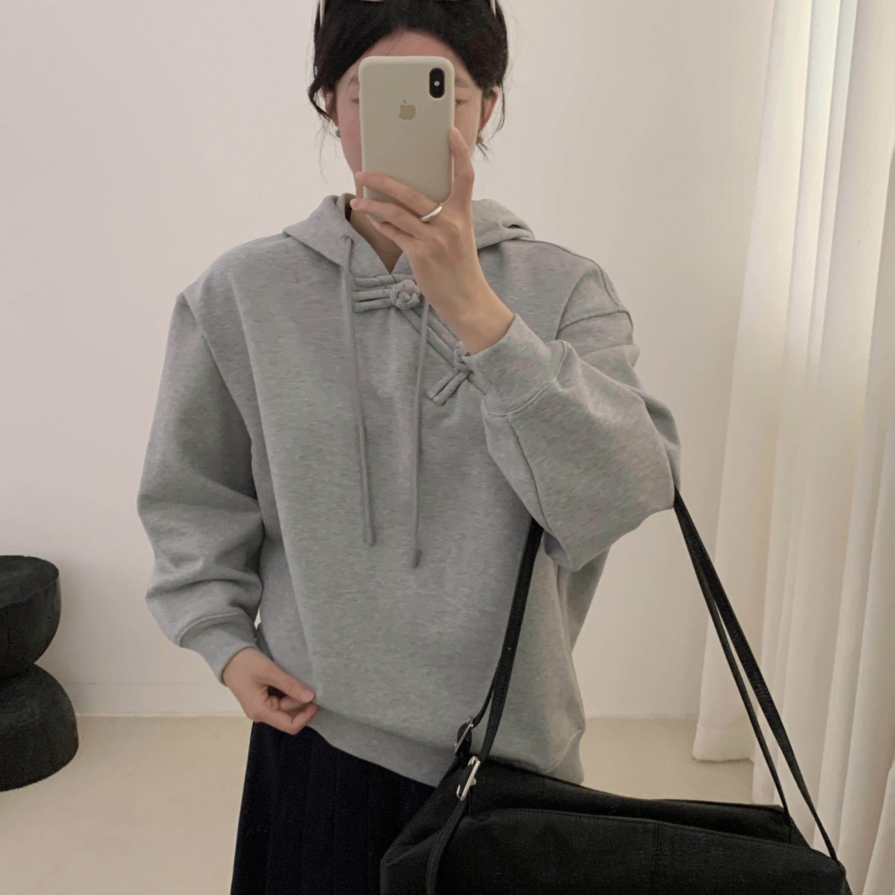 荷宝娜印花盘扣套头连帽卫衣女2025年春季新款设计感休闲宽松上衣