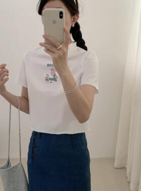 荷宝娜亲肤卷边字母印花白色t恤女2025春季新款打底内搭短款短袖