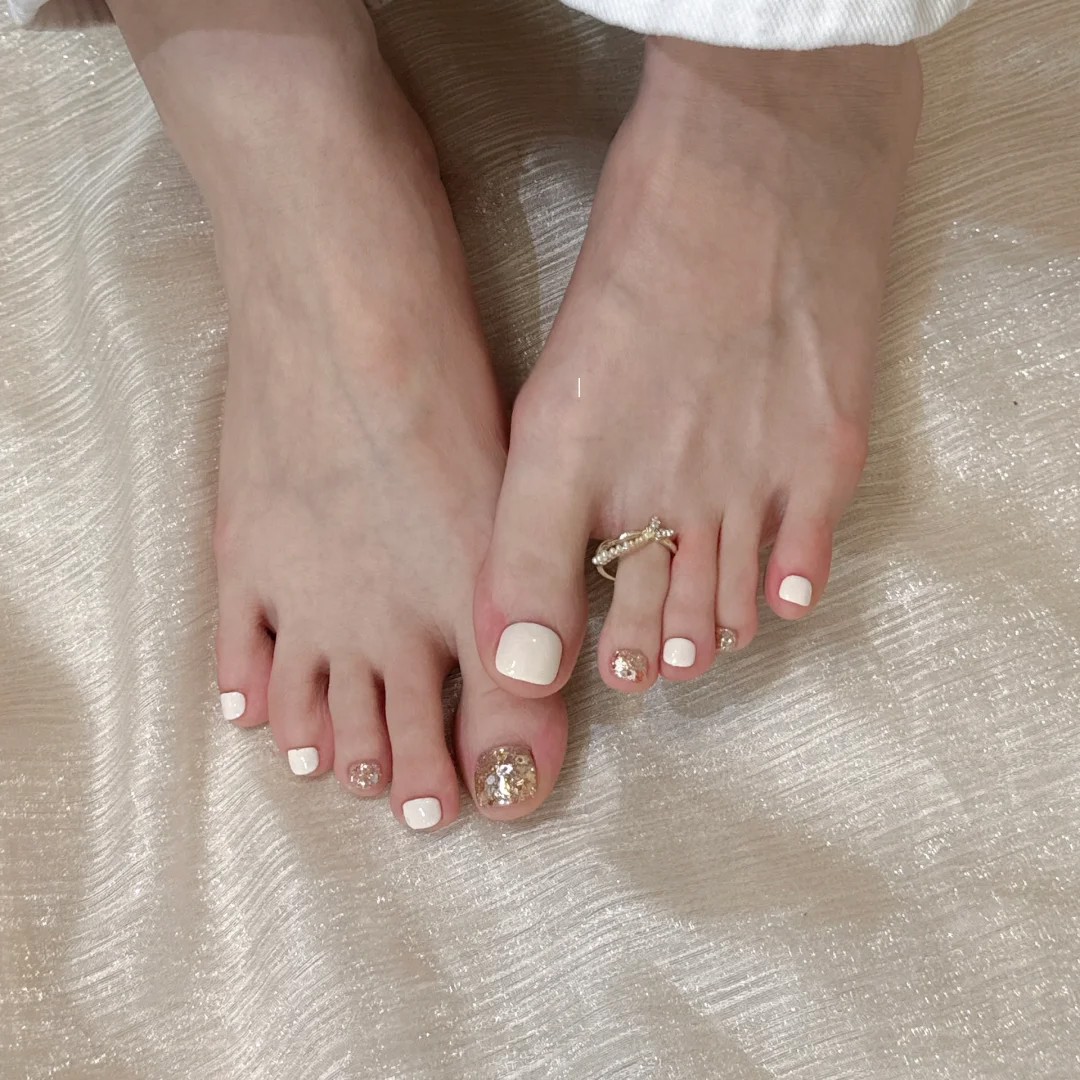 手工美甲显白金色细闪亮片奶白跳色清冷高级穿戴甲防水脚趾甲贴片