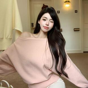 慵懒风粉色一字肩蝙蝠袖毛衣女春秋设计感斜肩针织衫宽松露肩上衣