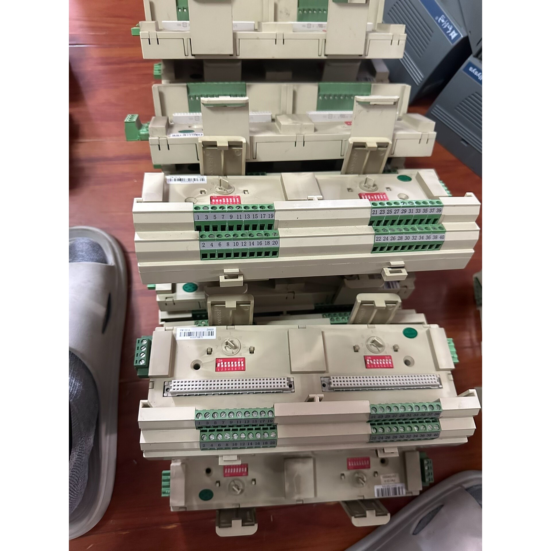 和利时FM132-A有11个,FM133-A有4个原装拆机底