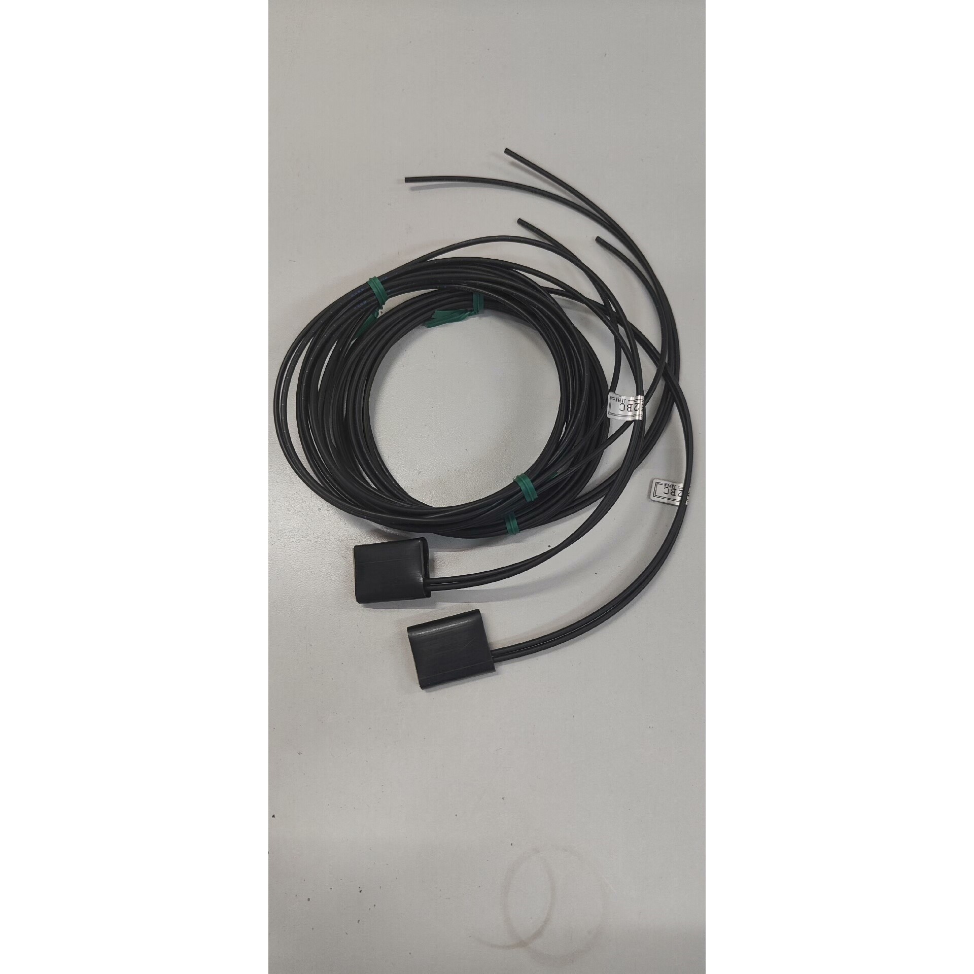 全新FRL732BC光电传感器2个,带原装线,线材完好无损.