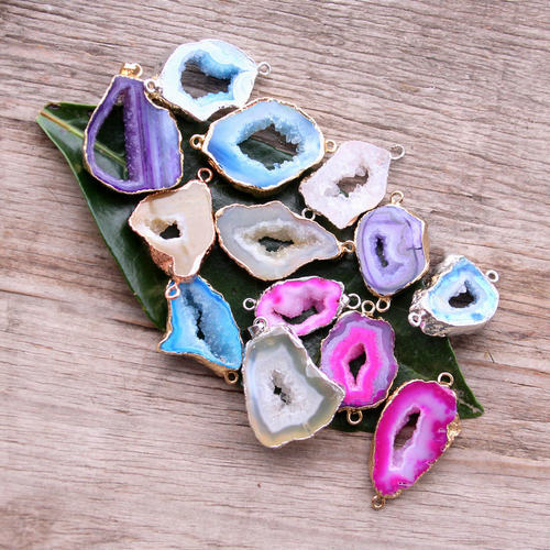 天然玛瑙晶洞原石吊坠 形状不规则蓝紫红白双孔小坠子diy手作饰品
